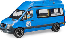 Carica l'immagine nel visualizzatore di Gallery, BRUDER MB Sprinter camper con personaggio 02684