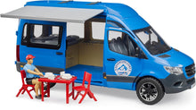 Carica l'immagine nel visualizzatore di Gallery, BRUDER MB Sprinter camper con personaggio 02684