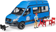 Carica l'immagine nel visualizzatore di Gallery, BRUDER MB Sprinter camper con personaggio 02684