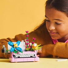 Carica l'immagine nel visualizzatore di Gallery, LEGO CREATOR Macchina da scrivere con fiori 31169