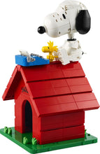 Carica l'immagine nel visualizzatore di Gallery, LEGO IDEAS Peanuts: la cuccia di Snoopy 21368
