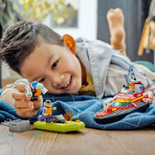 Carica l'immagine nel visualizzatore di Gallery, LEGO CITY Barca di soccorso antincendio 60373