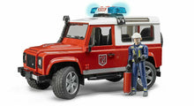 Carica l'immagine nel visualizzatore di Gallery, BRUDER LAND ROVER Defender Station Wagon Pompieri, con pompiere 02596