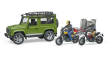Carica l'immagine nel visualizzatore di Gallery, BRUDER Land Rover Defender con rimorchio e Ducati Scrambler Full Throttle 02589