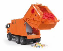 Carica l'immagine nel visualizzatore di Gallery, BRUDER Scania R-Series camion trasporto rifiuti (arancio) 03560