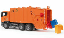 Carica l'immagine nel visualizzatore di Gallery, BRUDER Scania R-Series camion trasporto rifiuti (arancio) 03560
