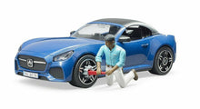 Carica l'immagine nel visualizzatore di Gallery, BRUDER Roadster con pilota 03481