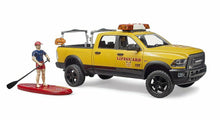 Carica l'immagine nel visualizzatore di Gallery, BRUDER RAM 2500 Power Wagon guardaspiaggia con Stand Up Paddle 02506