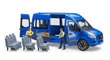 Carica l'immagine nel visualizzatore di Gallery, BRUDER MB Sprinter pulmino con due personaggi 02670