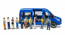 Carica l'immagine nel visualizzatore di Gallery, BRUDER MB Sprinter pulmino con due personaggi 02670