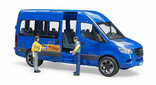 Carica l'immagine nel visualizzatore di Gallery, BRUDER MB Sprinter pulmino con due personaggi 02670