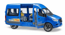 Carica l'immagine nel visualizzatore di Gallery, BRUDER MB Sprinter pulmino con due personaggi 02670