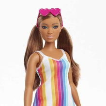 Carica l'immagine nel visualizzatore di Gallery, BARBIE Bambola in Plastica Riciclata Castana con Lunghi Capelli GRB38
