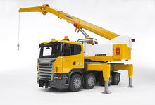 Carica l'immagine nel visualizzatore di Gallery, BRUDER SCANIA R-Series camion con gru Liebherr con luci e suono 03570
