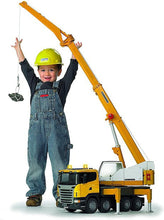 Carica l'immagine nel visualizzatore di Gallery, BRUDER SCANIA R-Series camion con gru Liebherr con luci e suono 03570