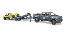 Carica l'immagine nel visualizzatore di Gallery, BRUDER RAM 2500 Power Wagon con BRUDER Roadster Racing Team 02504
