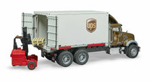 Carica l'immagine nel visualizzatore di Gallery, BRUDER MACK Granite camion UPS portacontainer con muletto 02828
