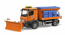 Carica l'immagine nel visualizzatore di Gallery, BRUDER MB Arocs camion spargisale e spazzaneve 03685
