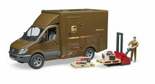 Carica l'immagine nel visualizzatore di Gallery, BRUDER Mercedes Benz Sprinter UPS con personaggio e transpallet manuale 02538
