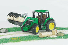 Carica l'immagine nel visualizzatore di Gallery, BRUDER Trattore John Deere 6920 con benna 02052
