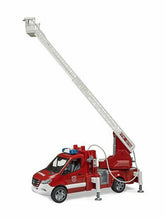 Carica l&#39;immagine nel visualizzatore di Gallery, BRUDER MB Sprinter autopompa Pompieri con luci e suono 02673
