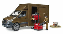 Carica l&#39;immagine nel visualizzatore di Gallery, BRUDER MB Sprinter UPS con conducente e accessori 02678
