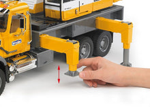 Carica l'immagine nel visualizzatore di Gallery, BRUDER MACK Granite camion con gru Liebherr 02818
