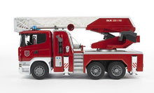 Carica l'immagine nel visualizzatore di Gallery, BRUDER Scania R-Series autopompa Pompieri con luci e suono 03590
