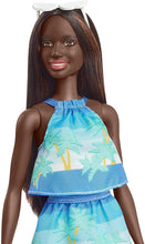 Carica l'immagine nel visualizzatore di Gallery, BARBIE Bambola Afroamericana con Vestitino Azzurro e Accessori GRB37
