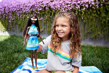 Carica l'immagine nel visualizzatore di Gallery, BARBIE Bambola Afroamericana con Vestitino Azzurro e Accessori GRB37
