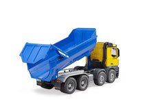 Carica l'immagine nel visualizzatore di Gallery, Mercedes-Benz Arocs camion ribaltabile movimento terra BRUDER 03623
