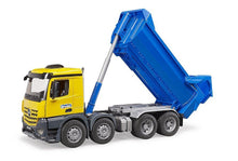 Carica l'immagine nel visualizzatore di Gallery, Mercedes-Benz Arocs camion ribaltabile movimento terra BRUDER 03623
