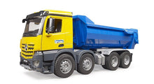 Carica l'immagine nel visualizzatore di Gallery, Mercedes-Benz Arocs camion ribaltabile movimento terra BRUDER 03623
