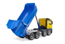 Carica l'immagine nel visualizzatore di Gallery, Mercedes-Benz Arocs camion ribaltabile movimento terra BRUDER 03623
