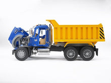 Carica l'immagine nel visualizzatore di Gallery, MACK Granite camion ribaltabile BRUDER 02815
