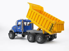 Carica l'immagine nel visualizzatore di Gallery, MACK Granite camion ribaltabile BRUDER 02815
