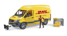 Carica l'immagine nel visualizzatore di Gallery, BRUDER MB Sprinter DHL con personaggio 02671
