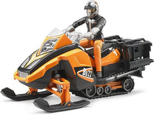 Carica l'immagine nel visualizzatore di Gallery, BRUDER Motoslitta con figura e accessori 63101
