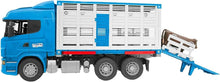 Carica l'immagine nel visualizzatore di Gallery, BRUDER Scania R-Series camion trasporto bestiame con un bovino 03549
