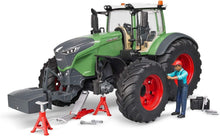 Carica l'immagine nel visualizzatore di Gallery, BRUDER Trattore Fendt 1050 Vario con meccanico e attrezzi officina 04041
