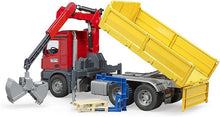 Carica l'immagine nel visualizzatore di Gallery, BRUDER MB Arocs camion ribaltabile con gru e pallet 03651
