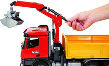 Carica l'immagine nel visualizzatore di Gallery, BRUDER MB Arocs camion ribaltabile con gru e pallet 03651
