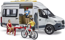 Carica l'immagine nel visualizzatore di Gallery, BRUDER MB Sprinter camper con personaggio 02672
