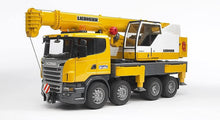 Carica l'immagine nel visualizzatore di Gallery, BRUDER SCANIA R-Series camion con gru Liebherr con luci e suono 03570
