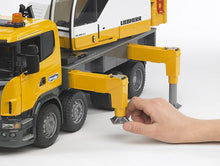 Carica l'immagine nel visualizzatore di Gallery, BRUDER SCANIA R-Series camion con gru Liebherr con luci e suono 03570
