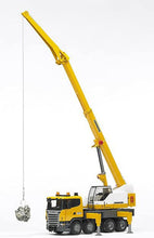 Carica l'immagine nel visualizzatore di Gallery, BRUDER SCANIA R-Series camion con gru Liebherr con luci e suono 03570
