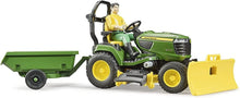 Carica l'immagine nel visualizzatore di Gallery, BRUDER John Deere trattore tosaerba con rimorchio e giardiniere  62104
