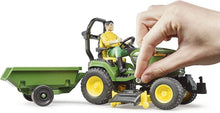 Carica l'immagine nel visualizzatore di Gallery, BRUDER John Deere trattore tosaerba con rimorchio e giardiniere  62104
