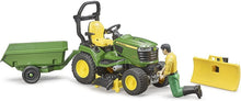 Carica l'immagine nel visualizzatore di Gallery, BRUDER John Deere trattore tosaerba con rimorchio e giardiniere  62104
