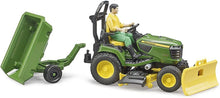 Carica l'immagine nel visualizzatore di Gallery, BRUDER John Deere trattore tosaerba con rimorchio e giardiniere  62104
